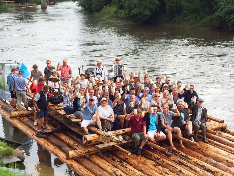 Einladung zu einer gemütlichen und zünftigen Floßfahrt auf der Isar